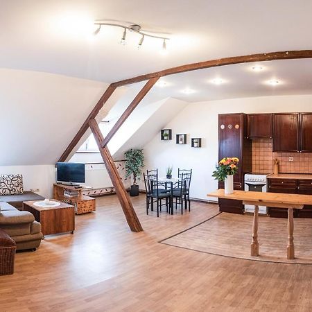Podkrovni Apartman S Vyhledem Na Namesti Lomnice nad Luznici Luaran gambar