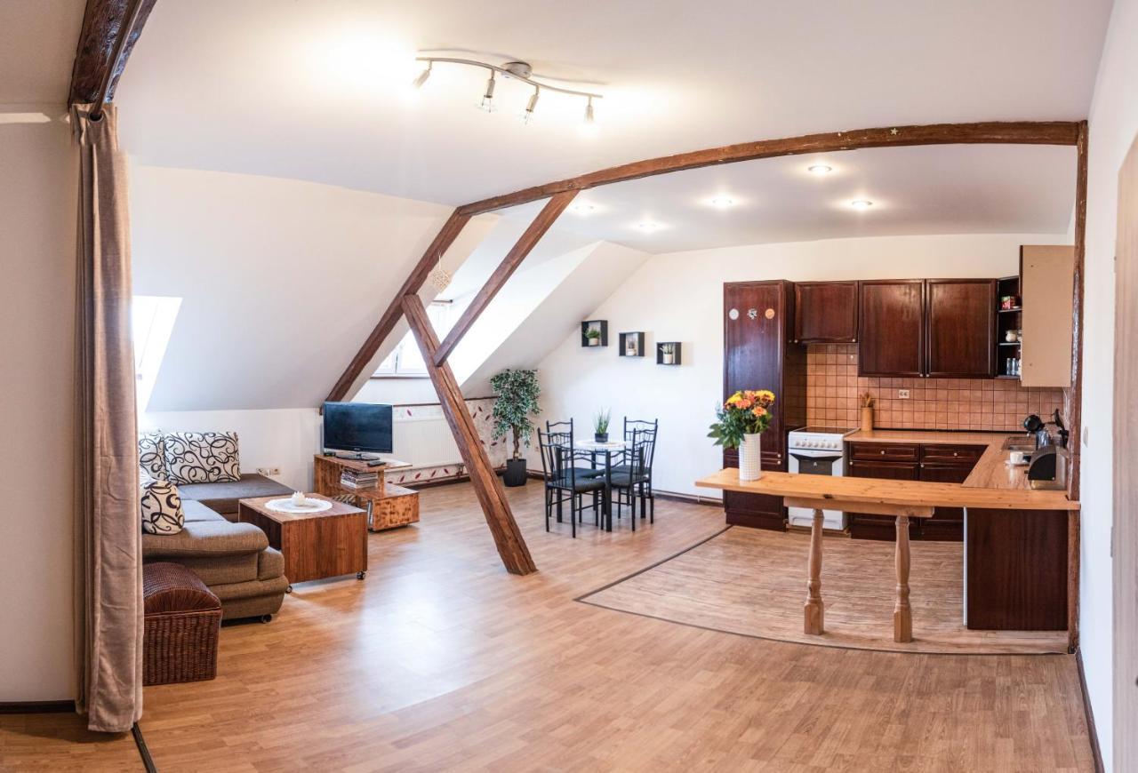 Podkrovni Apartman S Vyhledem Na Namesti Lomnice nad Luznici Luaran gambar