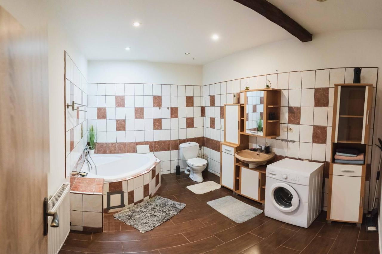 Podkrovni Apartman S Vyhledem Na Namesti Lomnice nad Luznici Luaran gambar